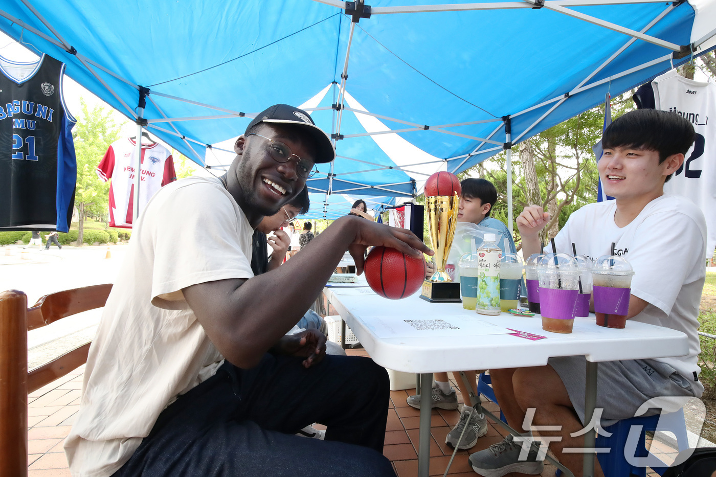 (대구=뉴스1) 공정식 기자 = 2일 오전 대구 달서구 계명대학교 성서캠퍼스에서 열린 '2025학년도 2학기 총동아리연합회 신입생 가두모집'에 참여한 농구동아리 회원들이 외국인 유 …