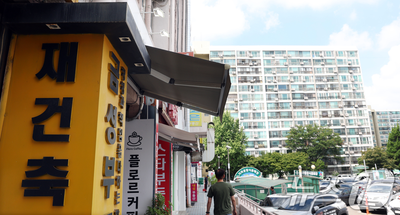 (서울=뉴스1) 김명섭 기자 = 서울 강남권을 대표하는 노후 대단지 아파트인 대치동 은마아파트가 최고 49층 5천893세대(공공주택 1천90세대) 규모 재탄생 한다.2일 서울시에 …
