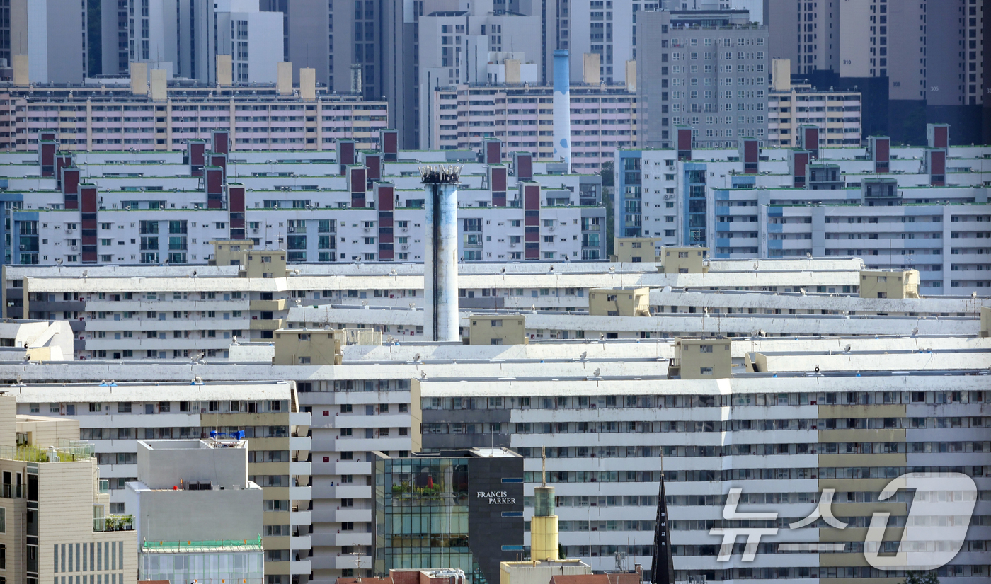 (서울=뉴스1) 김명섭 기자 = 서울 강남권을 대표하는 노후 대단지 아파트인 대치동 은마아파트가 최고 49층 5천893세대(공공주택 1천90세대) 규모 재탄생 한다.2일 서울시에 …