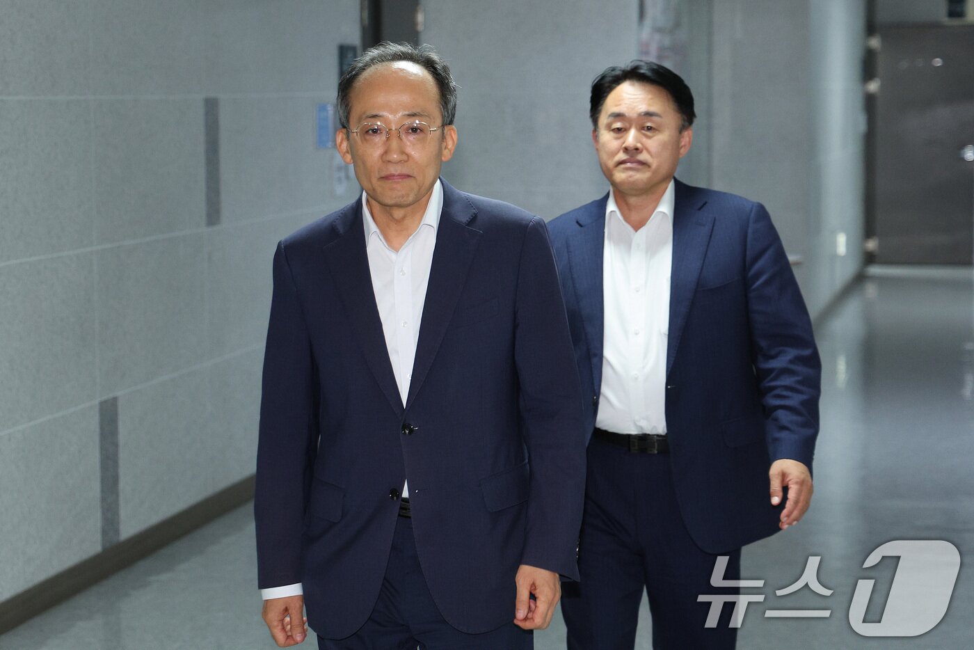 본문 이미지 - 추경호 국민의힘 의원이 2일 오후 서울 여의도 국회 의원회관에 압수수색 중인 자신의 의원실로 들어가고 있다. 2025.9.2/뉴스1 ⓒ News1 신웅수 기자