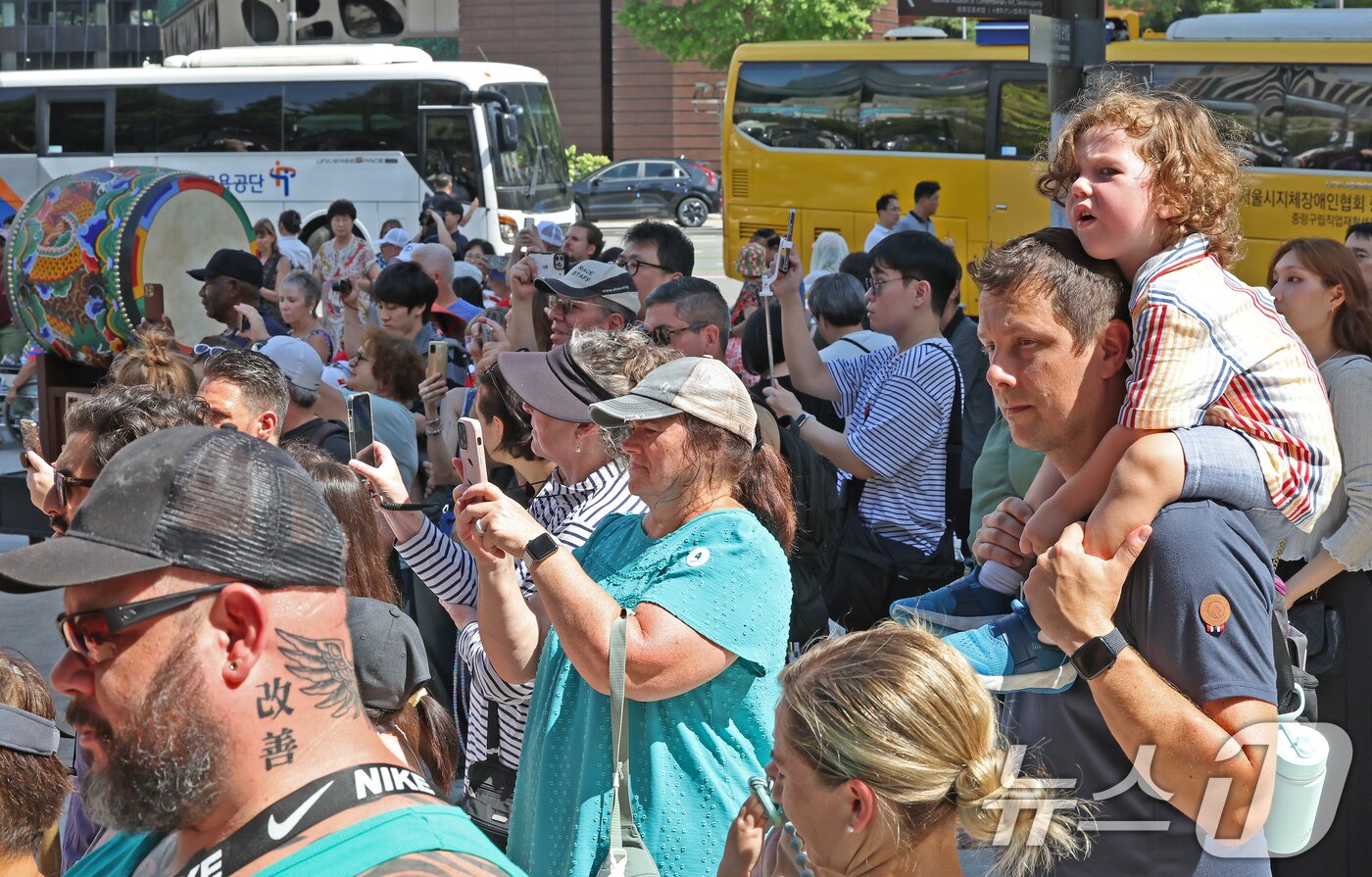 본문 이미지 - 서울 중구 덕수궁을 찾은 외국인 관광객들이 수문장 교대식을 관람하고 있다. 2025.9.2/뉴스1 ⓒ News1 장수영 기자