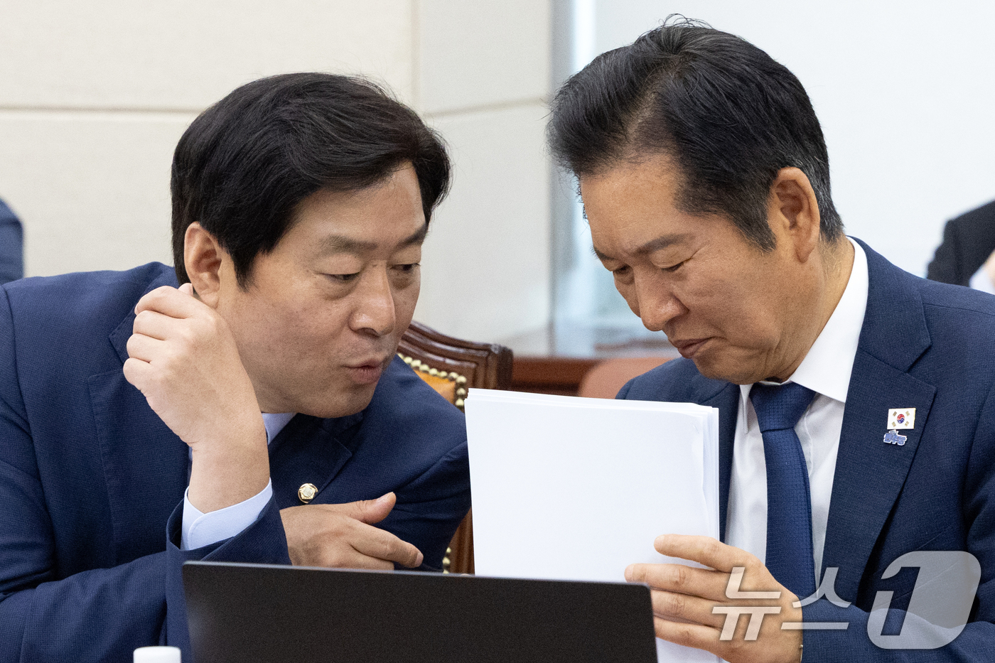 (서울=뉴스1) 이승배 기자 = 정청래 더불어민주당 대표가  2일 서울 여의도 국회에서 열린 제429회 국회(정기회) 국방위원회 제1차 전체회의에서 황명선 의원과 대화하고 있다. …