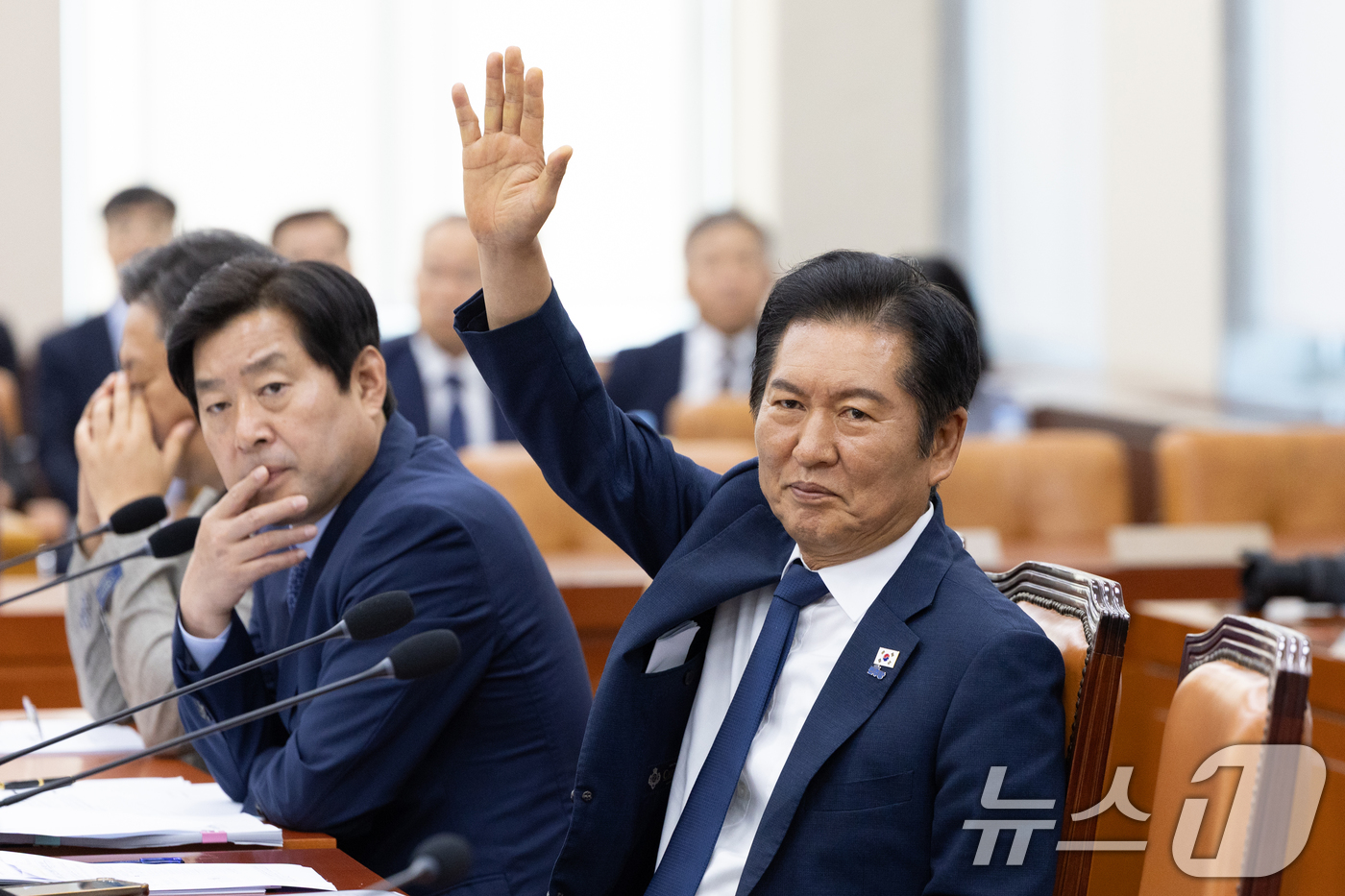 (서울=뉴스1) 이승배 기자 = 정청래 더불어민주당 대표가  2일 서울 여의도 국회에서 열린 제429회 국회(정기회) 국방위원회 제1차 전체회의에서 손을 들고 있다. 2025.9. …