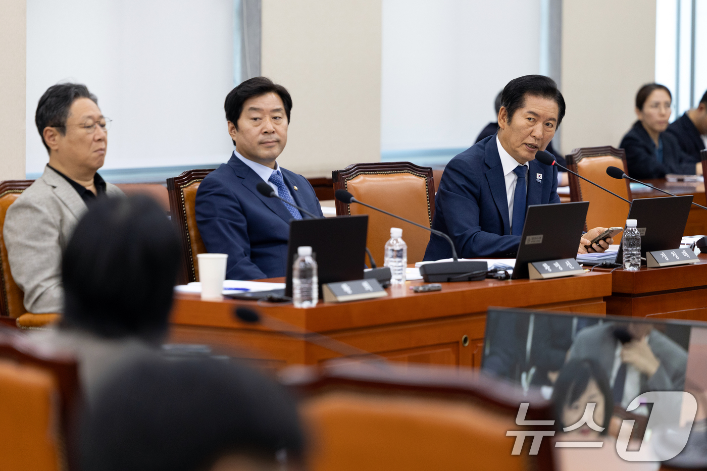 (서울=뉴스1) 이승배 기자 = 2일 서울 여의도 국회에서 열린 제429회 국회(정기회) 국방위원회 제1차 전체회의에서 정청래 민주당 국방위원이 질의하고 있다. 2025.9.2/뉴 …