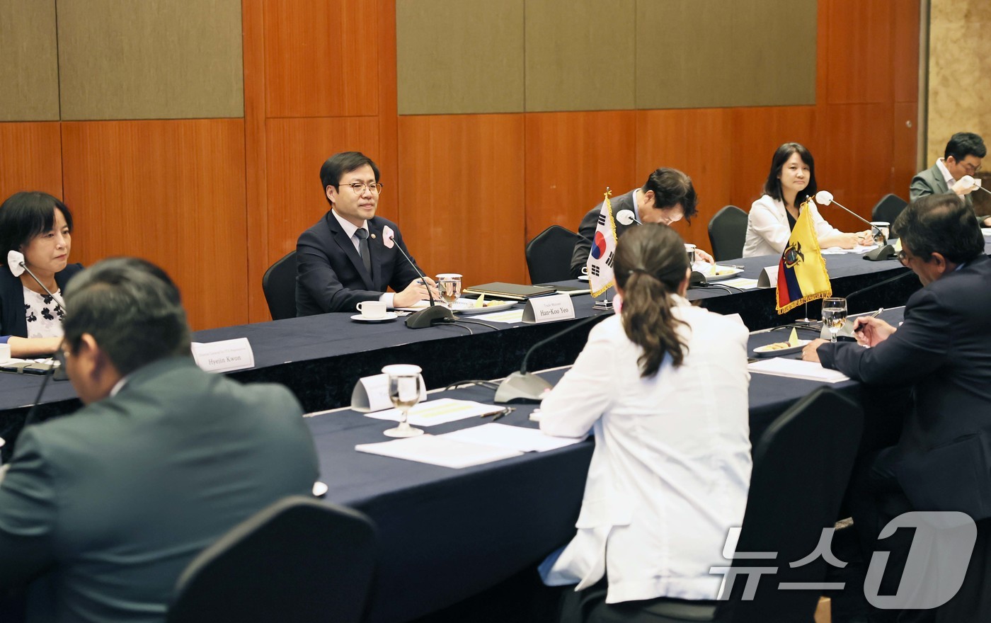 (서울=뉴스1) = 여한구 산업통상자원부 통상교섭본부장이 2일 서울 중구 소공동 롯데호텔에서 루이스 알베르토 하라미요 에콰도르 생산통상투자수산부 장관과 면담을 나누고 있다. (산업 …