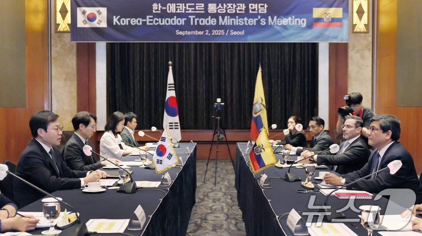 (서울=뉴스1) = 여한구 산업통상자원부 통상교섭본부장이 2일 서울 중구 소공동 롯데호텔에서 루이스 알베르토 하라미요 에콰도르 생산통상투자수산부 장관과 면담을 나누고 있다. (산업 …