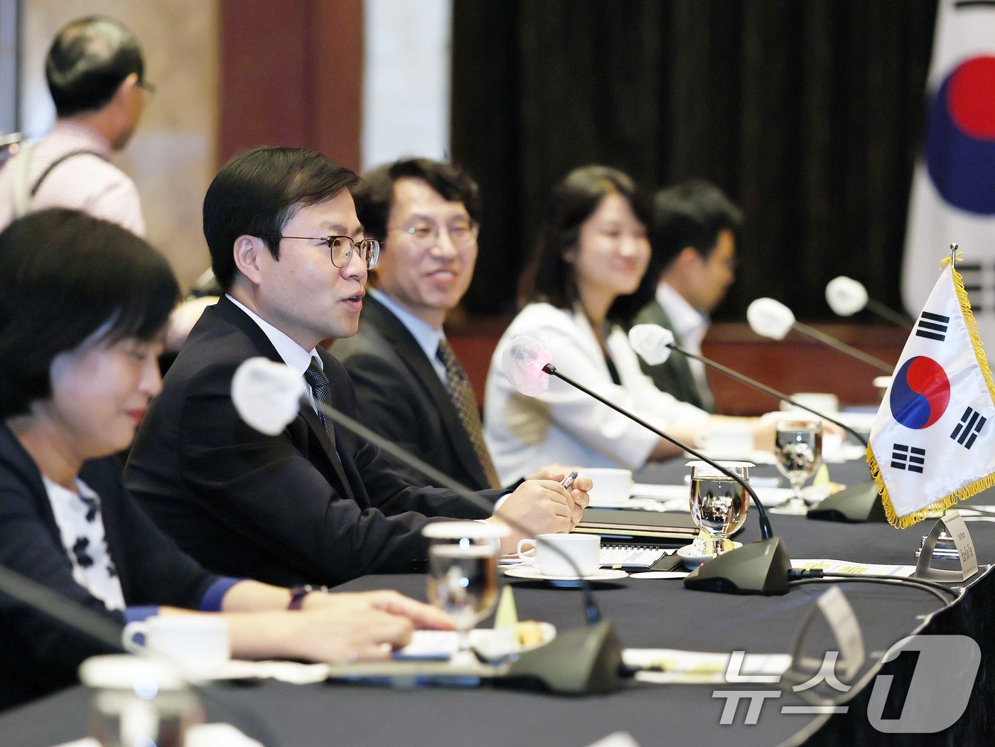 (서울=뉴스1) = 여한구 산업통상자원부 통상교섭본부장이 2일 서울 중구 소공동 롯데호텔에서 루이스 알베르토 하라미요 에콰도르 생산통상투자수산부 장관과 면담을 나누고 있다. (산업 …