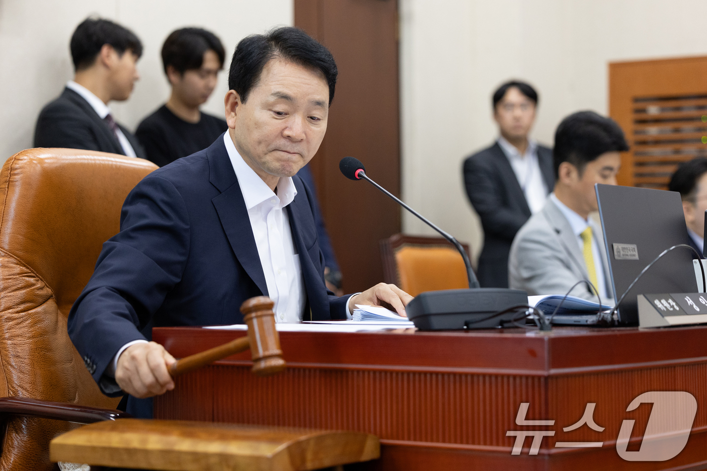 (서울=뉴스1) 이승배 기자 = 성일종 국회 국방위원장이 2일 서울 여의도 국회에서 열린 제1차 전체회의에서 2024년도 국정감사 결과보고서 채택의 건을 의결하고 있다. 2025. …