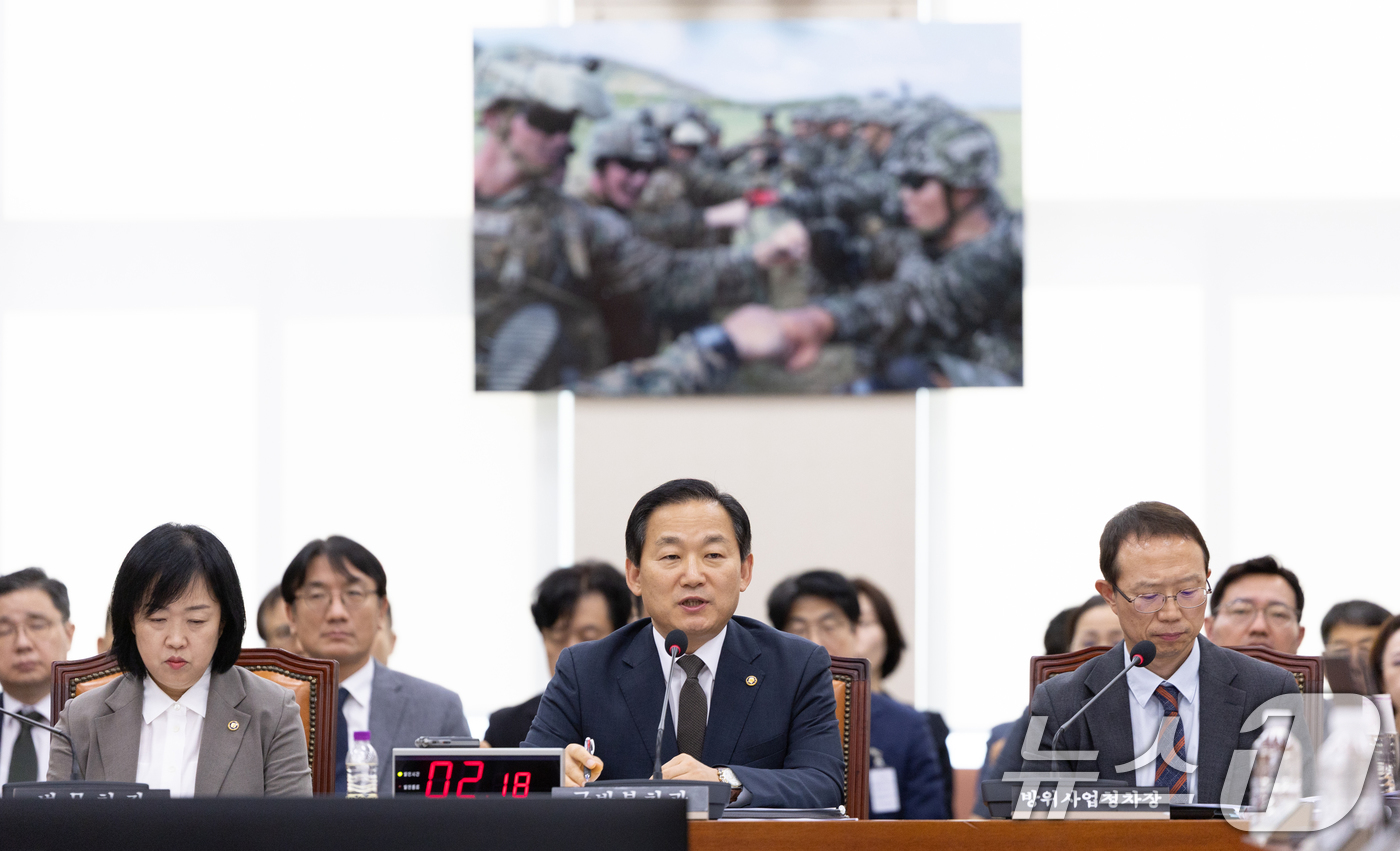 (서울=뉴스1) 이승배 기자 = 이두희 국방부 차관이 2일 서울 여의도 국회에서 열린 제429회 국회(정기회) 국방위원회 제1차 전체회의에 출석해 의원 질의에 답변하고 있다. 20 …