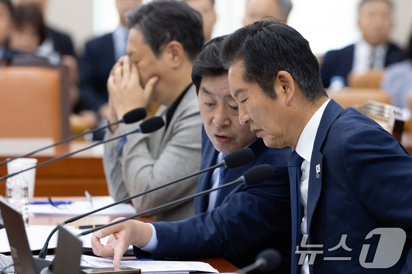 (서울=뉴스1) 이승배 기자 = 정청래 더불어민주당 대표가  2일 서울 여의도 국회에서 열린 제429회 국회(정기회) 국방위원회 제1차 전체회의에서 황명선 의원과 대화하고 있다. …