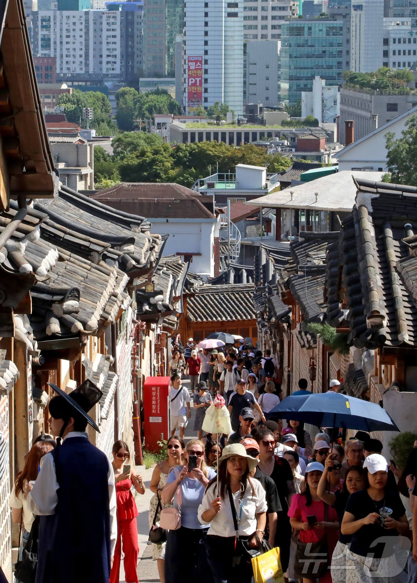 (서울=뉴스1) 권준언 기자 = 2일 오후 서울 종로구 북촌에서 외국인 관광객들이 거리를 지나며 한옥마을을 관람하고 있다.서울시에 따르면 지난 7월 한 달간 서울을 찾은 외국인 관 …