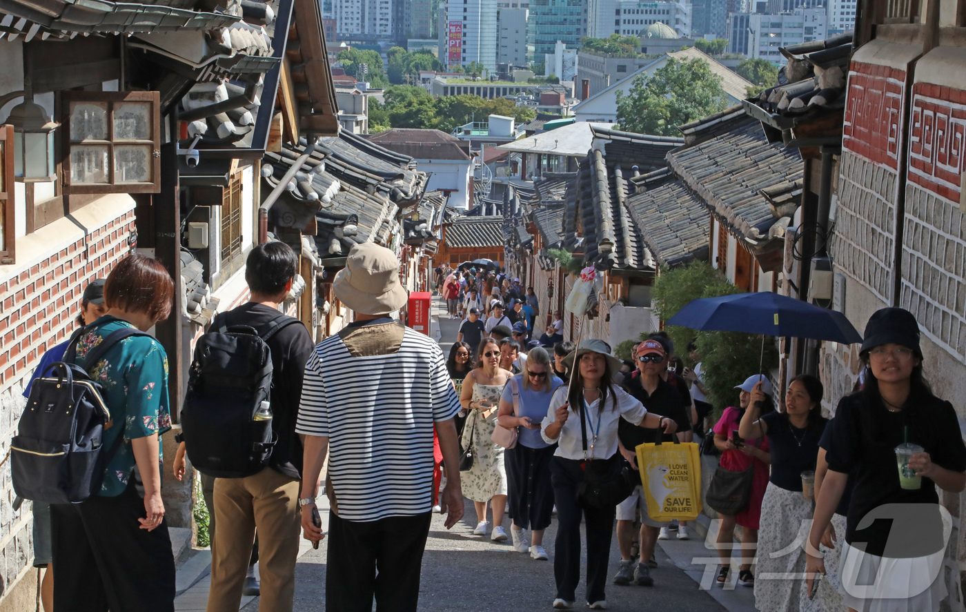 (서울=뉴스1) 권준언 기자 = 2일 오후 서울 종로구 북촌에서 외국인 관광객들이 거리를 지나며 한옥마을을 관람하고 있다.서울시에 따르면 지난 7월 한 달간 서울을 찾은 외국인 관 …