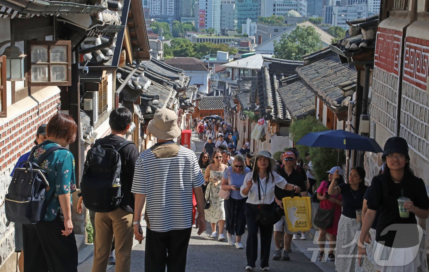 본문 이미지 - 서울 종로구 북촌에서 외국인 관광객들이 거리를 지나며 한옥마을을 관람하고 있다.025.9.2/뉴스1 ⓒ News1 권준언 기자