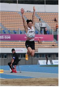 본문 이미지 - 남자 세단뛰기의 유규민. &#40;대한육상연맹 제공&#41;