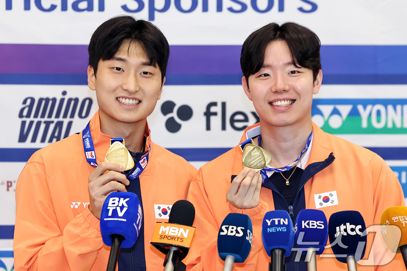 (인천공항=뉴스1) 민경석 기자 = 배드민턴 세계선수권 남자 복식 정상에 오른 서승재와 김원호가 2일 오후 인천국제공항을 통해 귀국해 금메달을 들어보이고 있다.서승재·김원호는 지난 …
