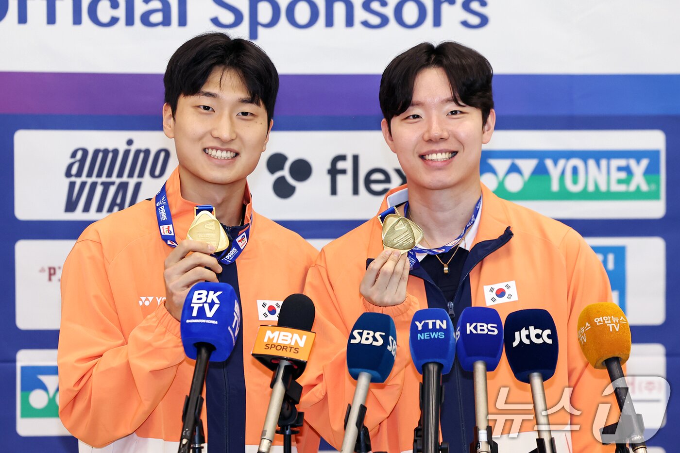 본문 이미지 - 배드민턴 세계선수권 남자 복식 정상에 오른 서승재와 김원호가 2일 오후 인천국제공항을 통해 귀국해 금메달을 들어보이고 있다. 2025.9.2/뉴스1 ⓒ News1 민경석 기자