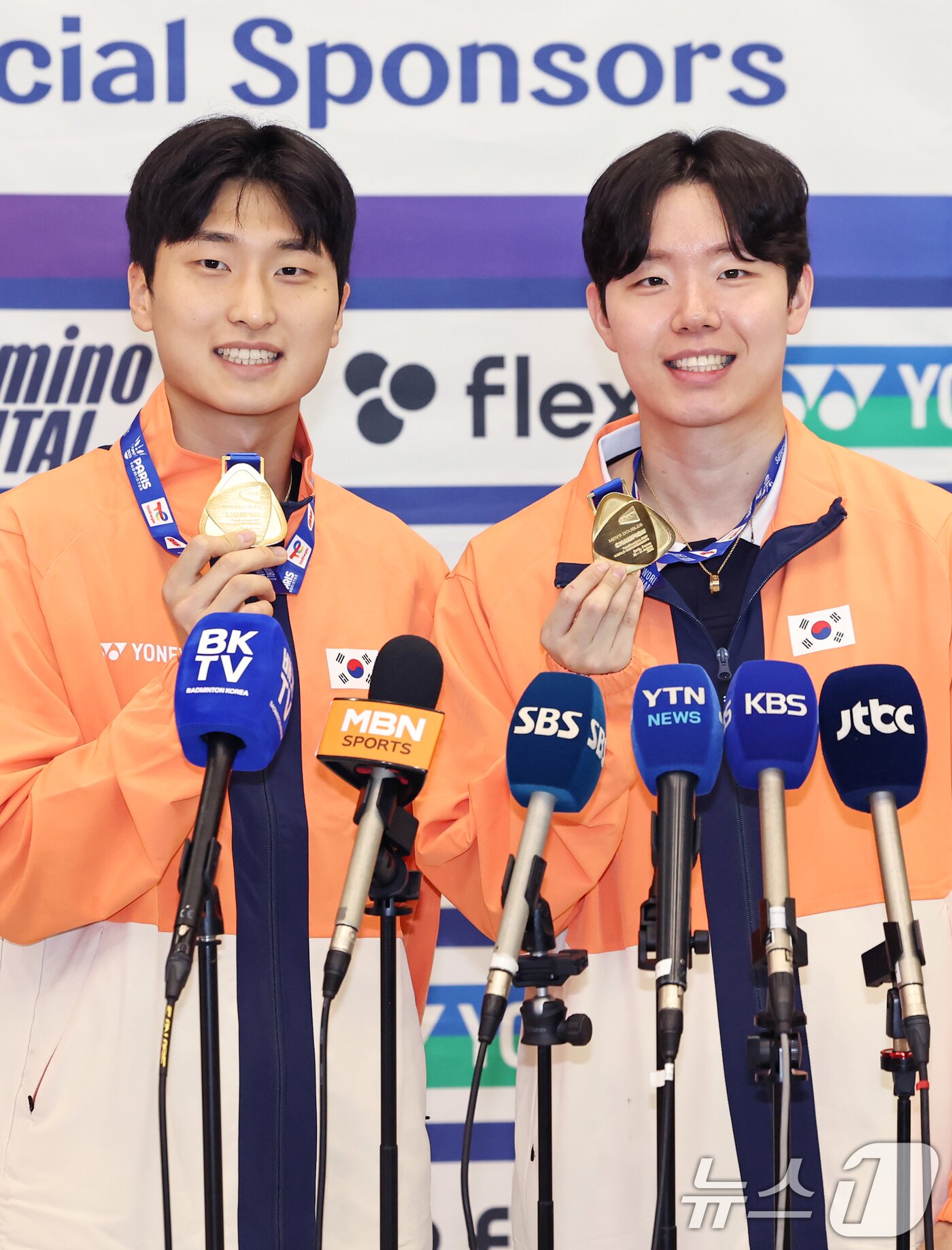 본문 이미지 - 배드민턴 세계선수권 남자 복식 정상에 오른 서승재와 김원호가 2일 오후 인천국제공항을 통해 귀국해 금메달을 들어보이고 있다. 2025.9.2/뉴스1 ⓒ News1 민경석 기자