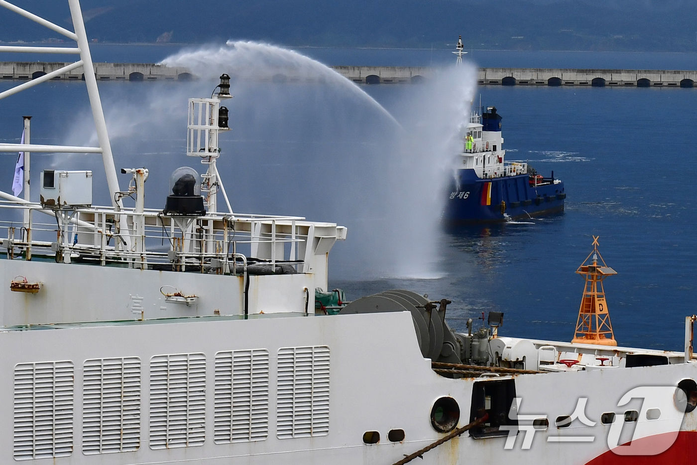 (포항=뉴스1) 최창호 기자 = 'APEC 2025 정상회의' 개최를 앞둔 2일 오후 경북 포항시 북구 영일만항에서 실시된 크루즈선 화재 진화 및 해상 인명 구조훈련에서 포항해경이 …