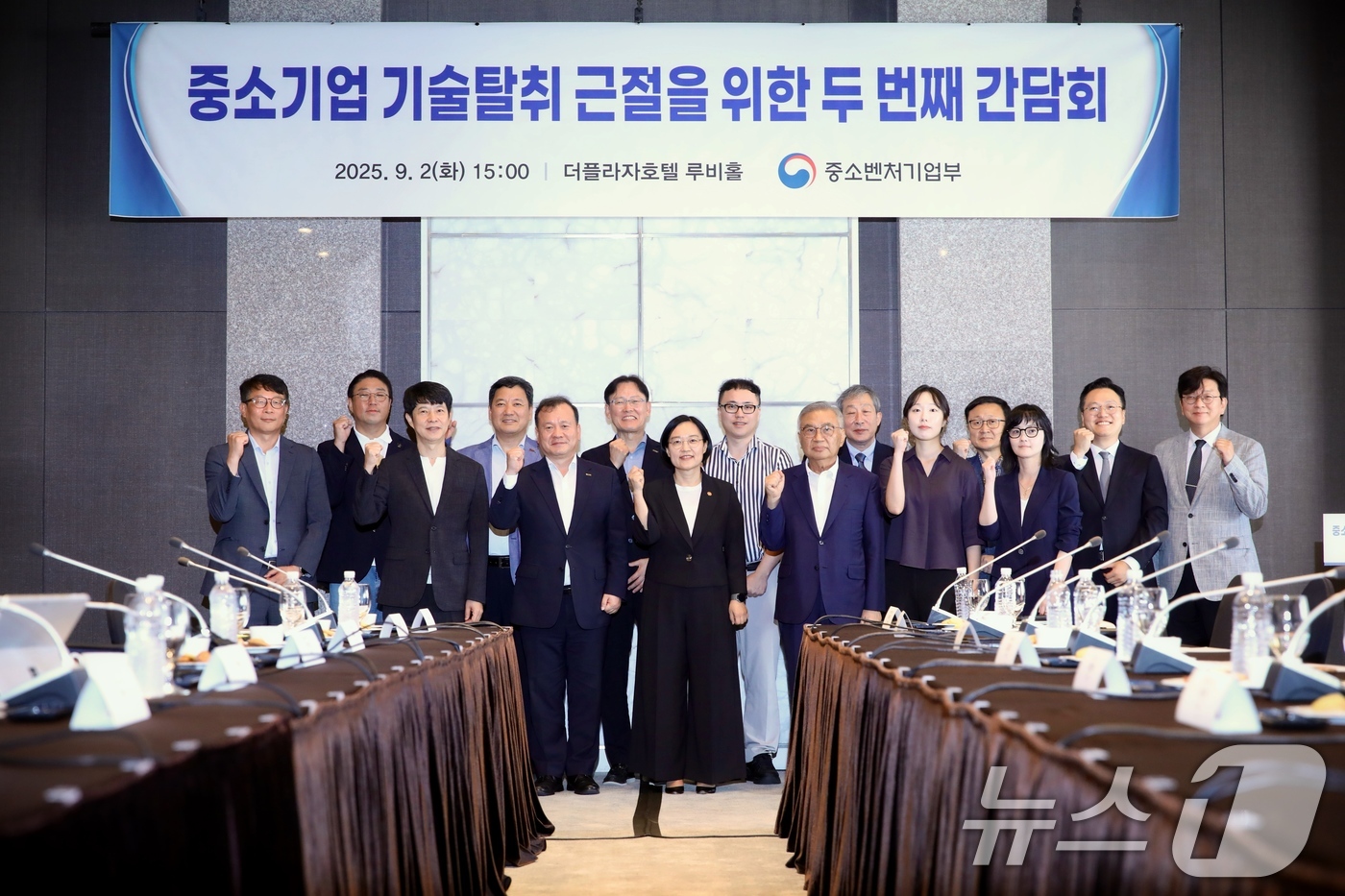 (서울=뉴스1) = 한성숙 중소벤처기업부 장관이 2일 서울 중구 더플라자호텔에서 열린 '중소기업 기술탈취 근절을 위한 두 번째 간담회'에서 참석자들과 기념 촬영을 하고 있다. (중 …