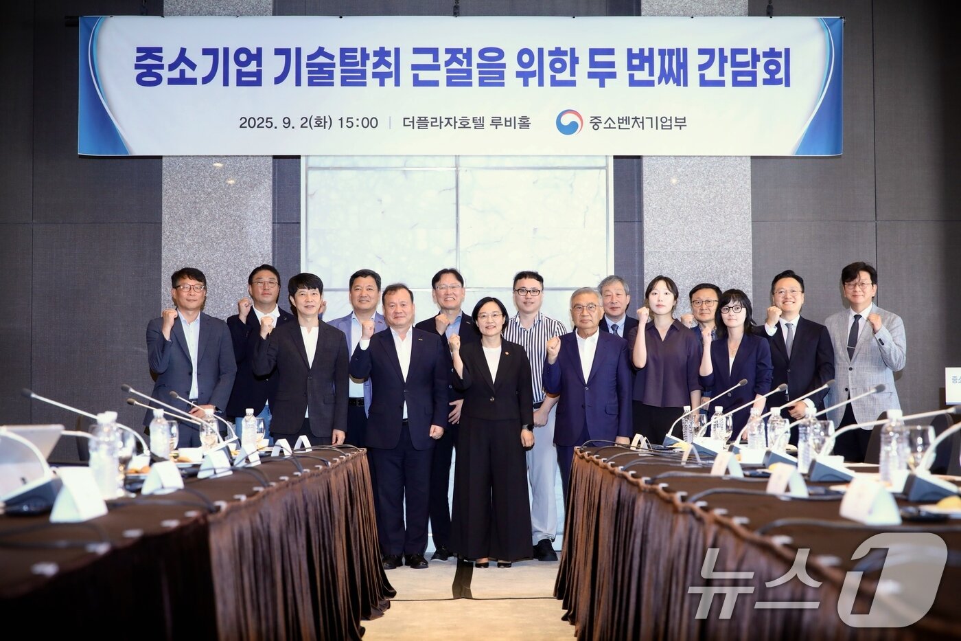 본문 이미지 - 한성숙 중소벤처기업부 장관이 2일 서울 중구 더플라자호텔에서 열린 &#39;중소기업 기술탈취 근절을 위한 두 번째 간담회&#39;에서 참석자들과 기념 촬영을 하고 있다. &#40;중소벤처기업부 제공. 재판매 및 DB 금지&#41;