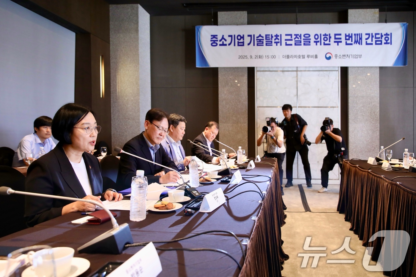 (서울=뉴스1) = 한성숙 중소벤처기업부 장관이 2일 서울 중구 더플라자호텔에서 열린 '중소기업 기술탈취 근절을 위한 두 번째 간담회'에서 인사말을 하고 있다. (중소벤처기업부 제 …