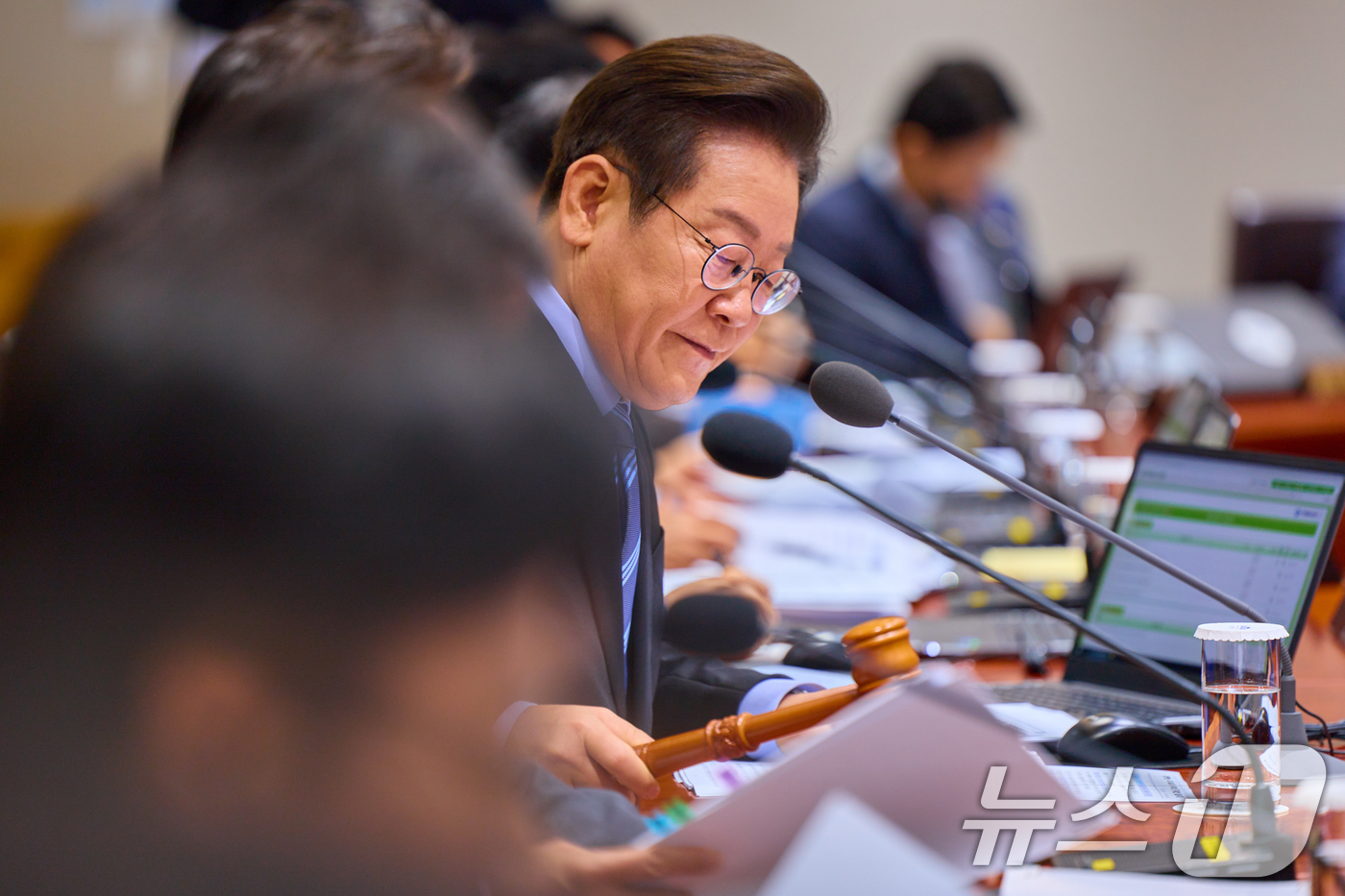 (서울=뉴스1) 허경 기자 = 이재명 대통령이 2일 서울 용산 대통령실 청사에서 열린 제40회 국무회의에서 의사봉을 두드리고 있다. (대통령실 제공. 재판매 및 DB 금지) 202 …