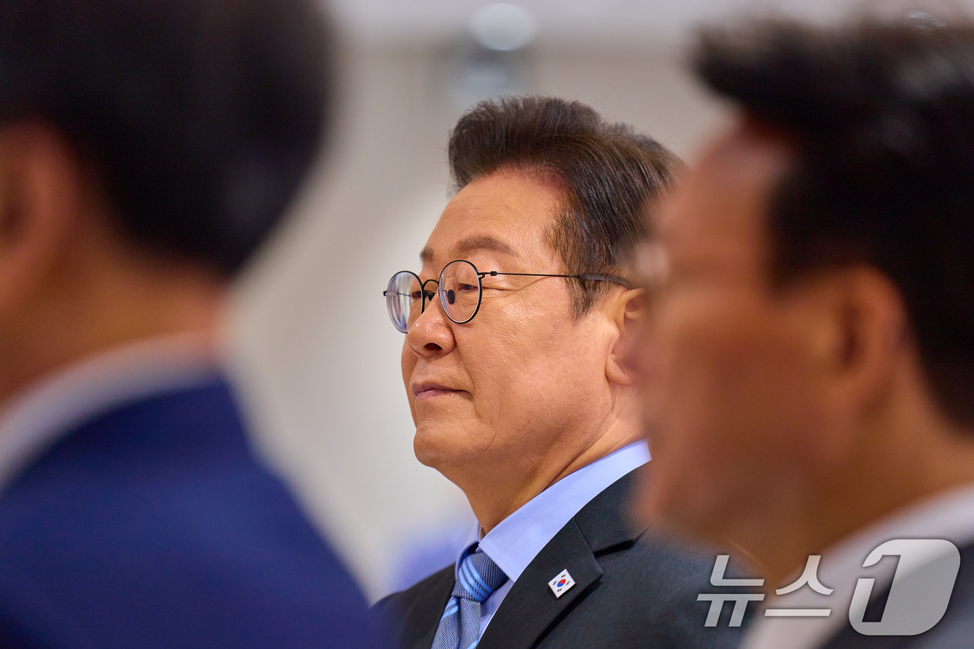 (서울=뉴스1) 허경 기자 = 이재명 대통령이 2일 서울 용산 대통령실 청사에서 열린 제40회 국무회의에서 국민의례를 하고 있다. (대통령실 제공. 재판매 및 DB 금지) 2025 …