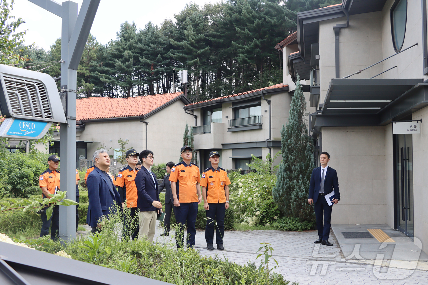 (수원=뉴스1) 김기현 기자 = 김재병 경기도소방재난본부장(오른쪽 세 번째)이 '숙박시설 화재 안전 주간'으로 지정한 지난 7~8월 도내 한 숙박시설을 방문해 화재 취약 요인을 점 …