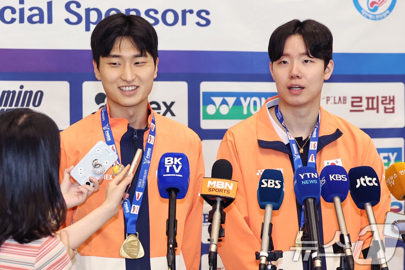 본문 이미지 - 배드민턴 세계선수권 남자 복식 정상에 오른 서승재&#40;오른쪽&#41;와 김원호가 2일 오후 인천국제공항을 통해 귀국해 소감을 밝히고 있다. 2025.9.2/뉴스1 ⓒ News1 민경석 기자