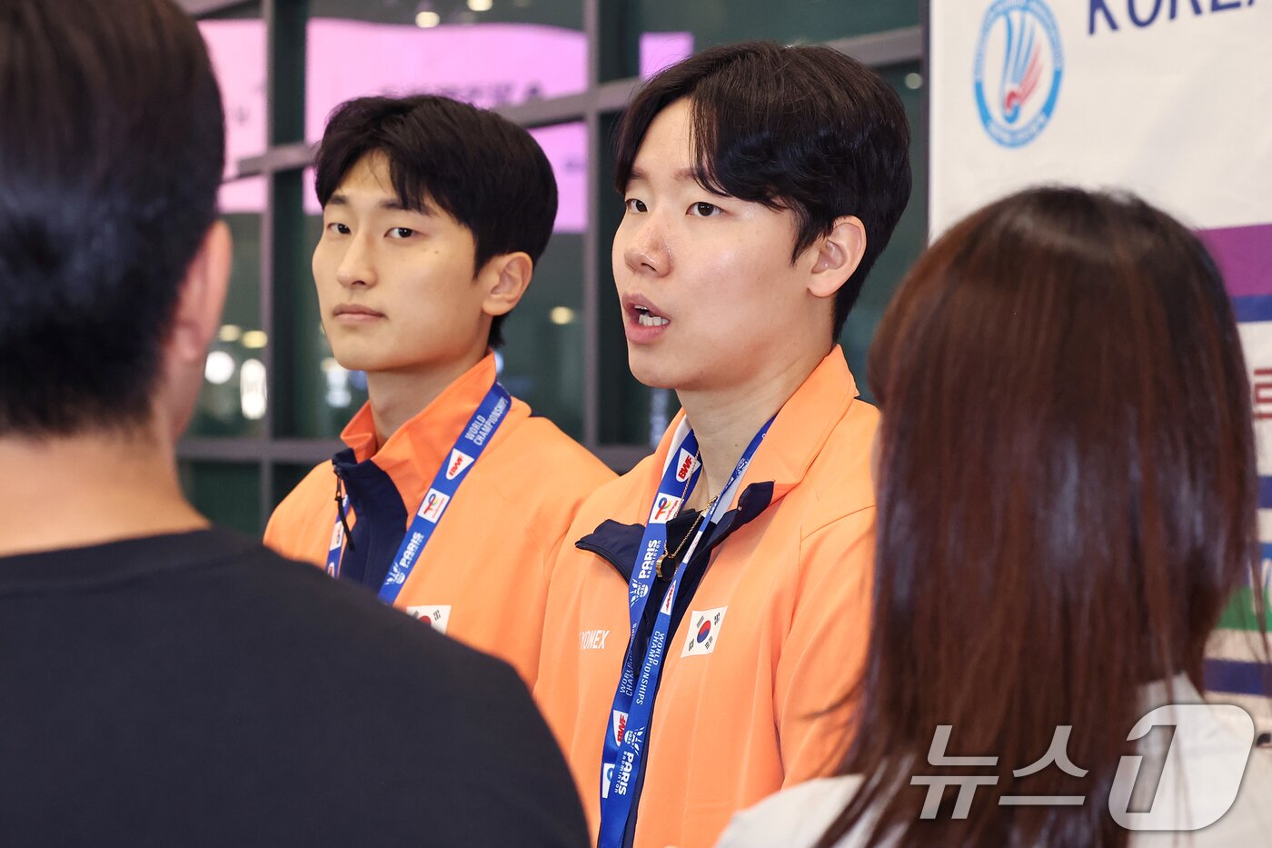 본문 이미지 - 배드민턴 세계선수권 남자 복식 정상에 오른 서승재&#40;오른쪽&#41;와 김원호가 2일 오후 인천국제공항을 통해 귀국해 소감을 밝히고 있다. 2025.9.2/뉴스1 ⓒ News1 민경석 기자