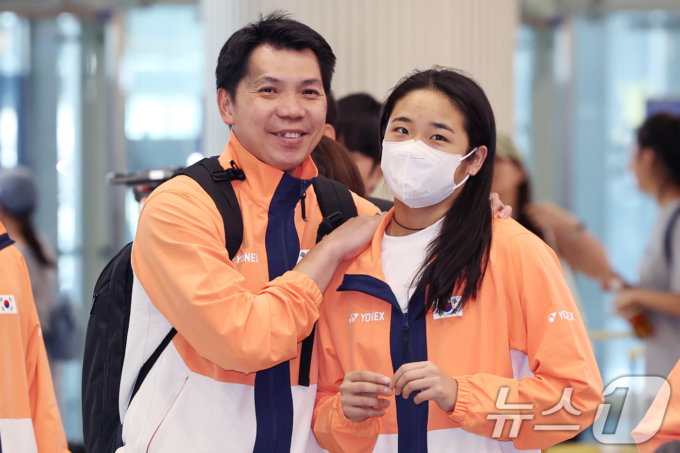 (인천공항=뉴스1) 민경석 기자 = '셔틀콕 여제' 안세영이 2일 오후 인천국제공항을 통해 귀국해 로니 아구스티누스 코치로부터 격려를 받고 있다.안세영은 지난달 30일(한국시간) …