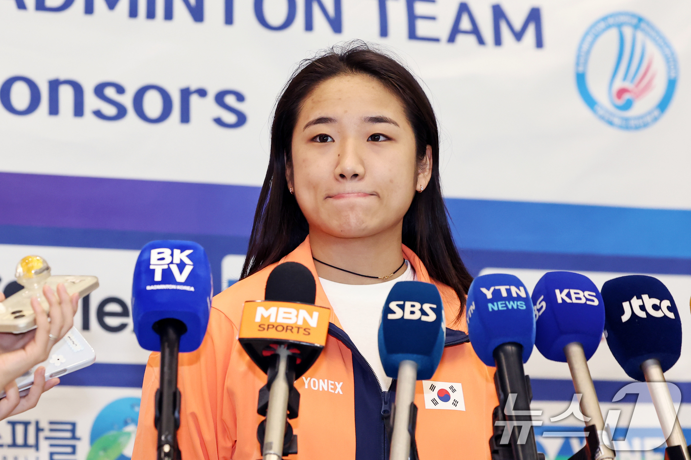 (인천공항=뉴스1) 민경석 기자 = '셔틀콕 여제' 안세영이 2일 오후 인천국제공항을 통해 귀국해 소감을 밝히고 있다.안세영은 지난달 30일(한국시간) 프랑스 파리 아디다스 아레나 …