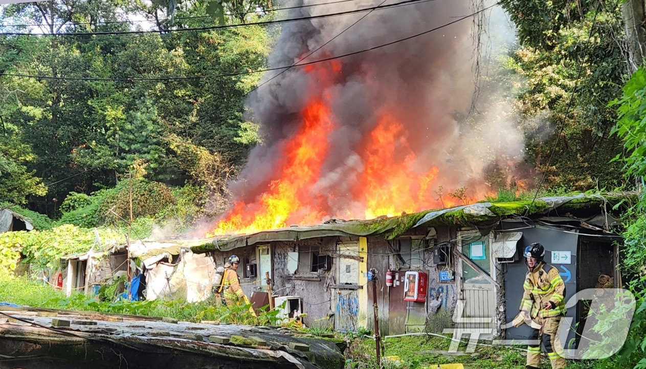 (서울=뉴스1) = 2일 오후 서울 강남구 구룡마을에서 화재가 발생해 소방대원이 진화작업을 벌이고 있다.(독자 제공. 재판매 및 DB 금지)  2025.9.2/뉴스1