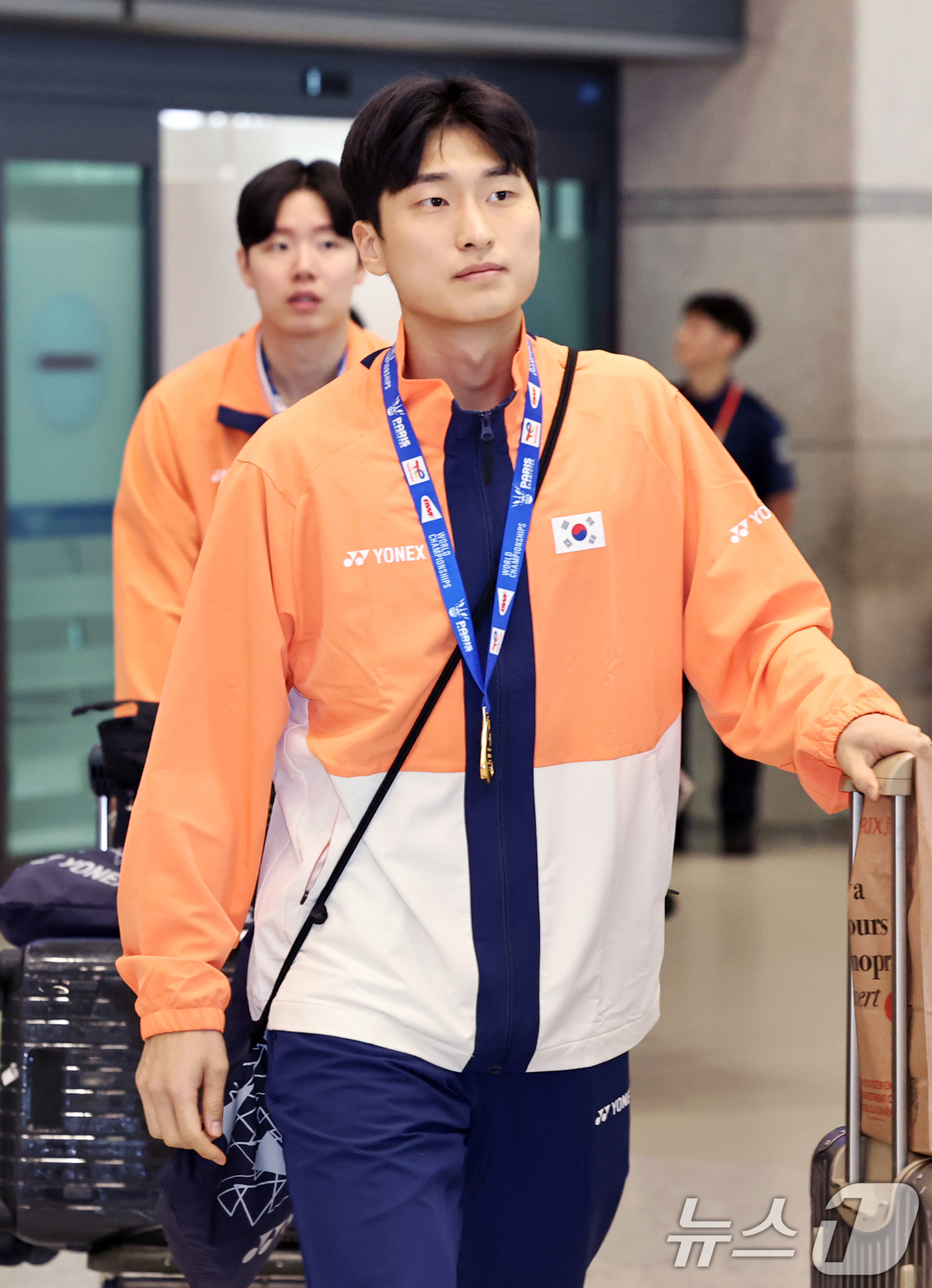 (인천공항=뉴스1) 민경석 기자 = 배드민턴 세계선수권 남자 복식 정상에 오른 김원호가 2일 오후 인천국제공항을 통해 귀국하고 있다.서승재·김원호는 지난 1일(한국시간) 프랑스 파 …