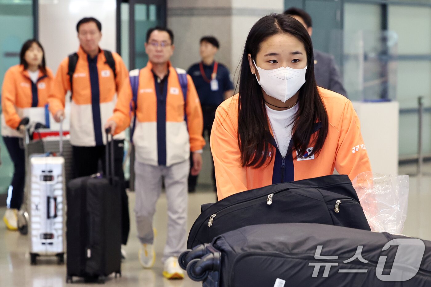본문 이미지 - &#39;셔틀콕 여제&#39; 안세영이 2일 오후 인천국제공항을 통해 귀국하고 있다. 2025.9.2/뉴스1 ⓒ News1 민경석 기자