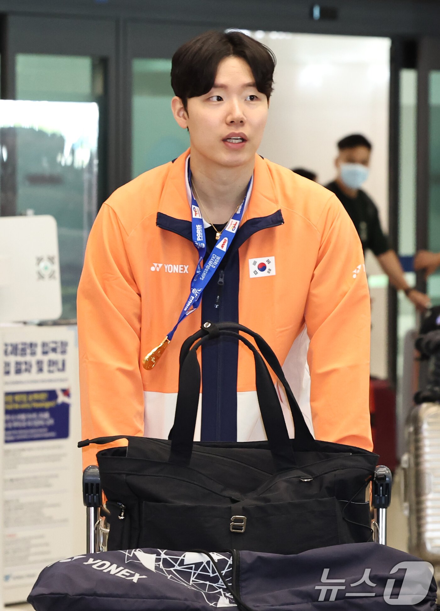 본문 이미지 - 배드민턴 세계선수권 남자 복식 정상에 오른 서승재가 2일 오후 인천국제공항을 통해 귀국하고 있다. 2025.9.2/뉴스1 ⓒ News1 민경석 기자