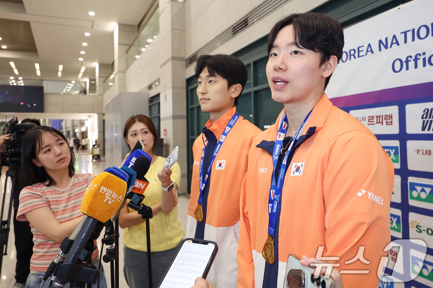 본문 이미지 - &#39;셔틀콕 여제&#39; 안세영이 2일 오후 인천국제공항을 통해 귀국하고 있다. 2025.9.2/뉴스1 ⓒ News1 민경석 기자