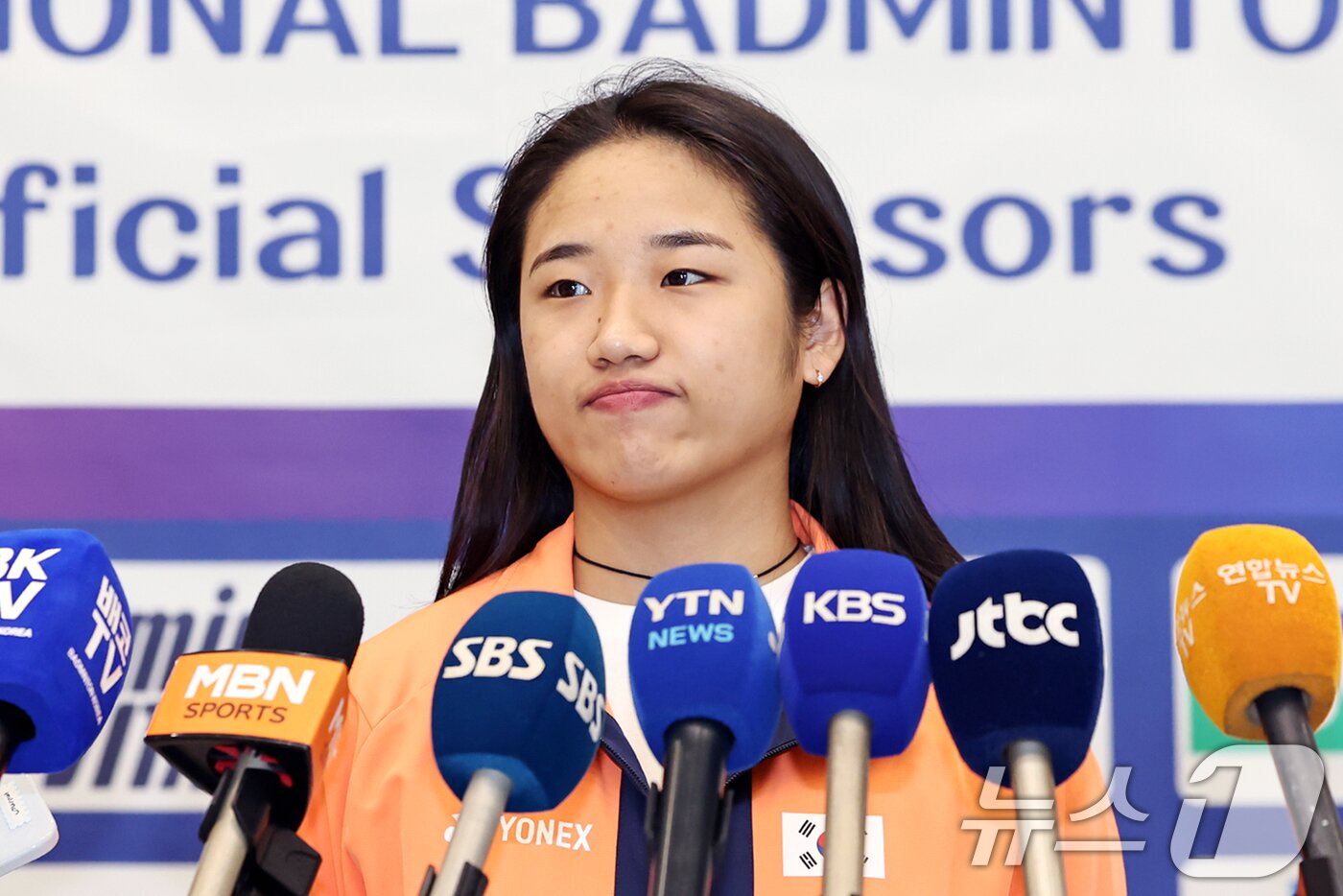 본문 이미지 - &#39;셔틀콕 여제&#39; 안세영이 2일 오후 인천국제공항을 통해 귀국해 소감을 밝히고 있다. 2025.9.2/뉴스1 ⓒ News1 민경석 기자