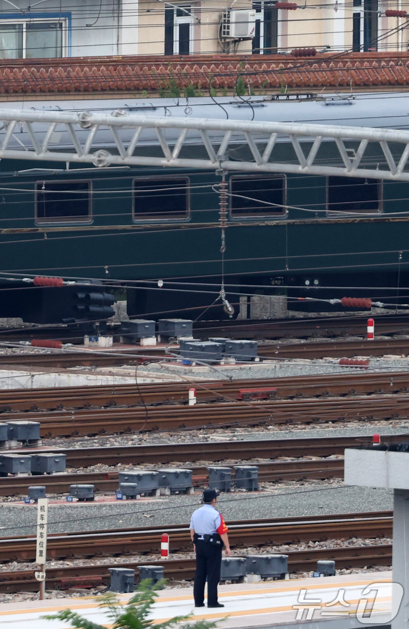 본문 이미지 - 6년 만에 중국 방문에 나선 김정은 북한 노동당 총비서&#40;국무위원장&#41;가 탑승한 것으로 추정되는 특별열차가 2일 오후 중국 베이징역으로 도착하고 있다. 2025.9.2/뉴스1 ⓒ News1 박정호 기자