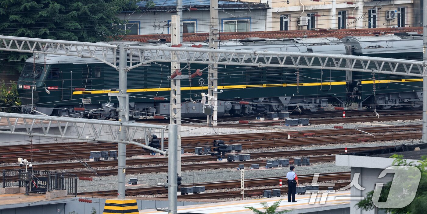 본문 이미지 - 6년 만에 중국 방문에 나선 김정은 북한 노동당 총비서&#40;국무위원장&#41;가 탑승한 것으로 추정되는 특별열차가 2일 오후 중국 베이징역으로 도착하고 있다. 2025.9.2/뉴스1 ⓒ News1 박정호 기자