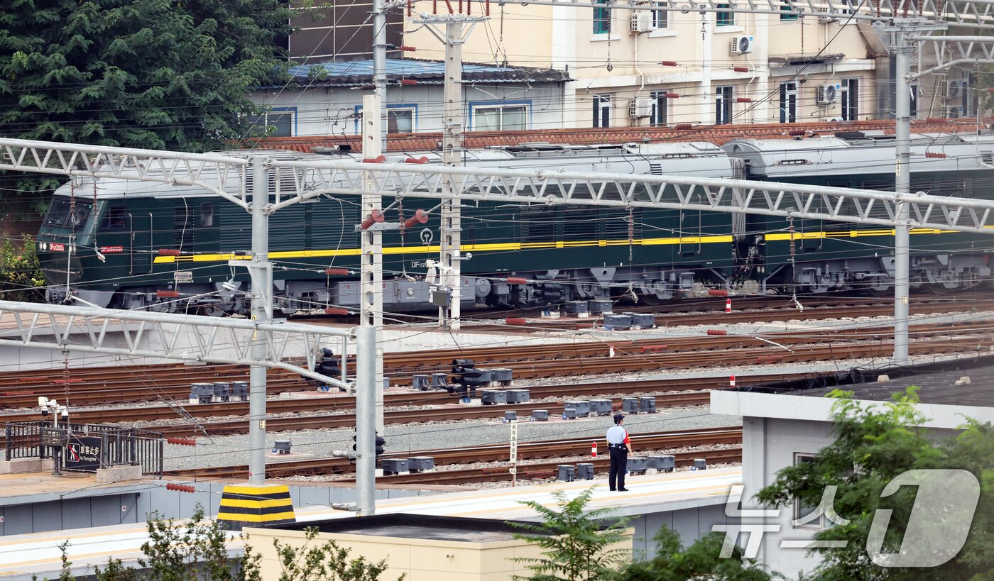 본문 이미지 - 김정은 북한 노동당 총비서&#40;국무위원장&#41;가 탑승한 것으로 추정되는 특별열차가 2일 오후 중국 베이징역으로 도착하고 있다.  2025.9.2/뉴스1 ⓒ News1 박정호 기자