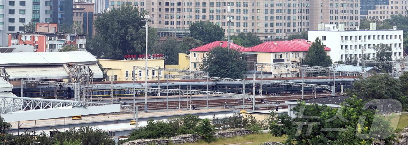 본문 이미지 - 6년 만에 중국 방문에 나선 김정은 북한 노동당 총비서&#40;국무위원장&#41;가 탑승한 것으로 추정되는 특별열차가 2일 오후 중국 베이징역으로 도착하고 있다. 2025.9.2/뉴스1 ⓒ News1 박정호 기자