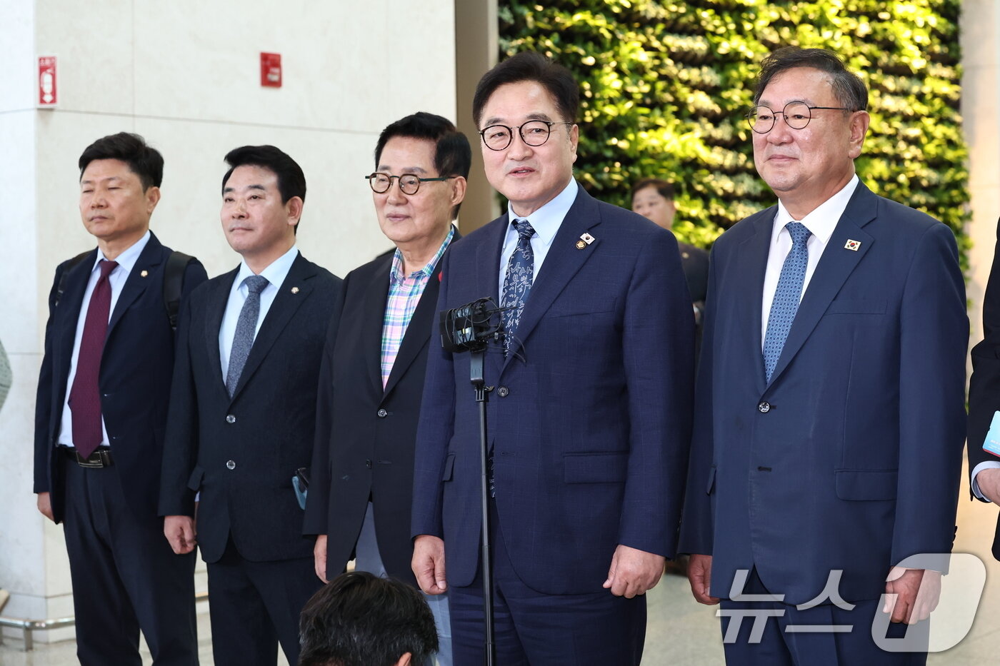 본문 이미지 - 우원식 국회의장이 2일 오후 인천국제공항을 통해 중국 &#39;전승절&#39;&#40;항일전쟁 및 반파시스트 전쟁 승전&#41; 80주년 행사 참석을 위한 출국에 앞서 취재진의 질문을 받고 있다. 2025.9.2/뉴스 ⓒ News1 민경석 기자