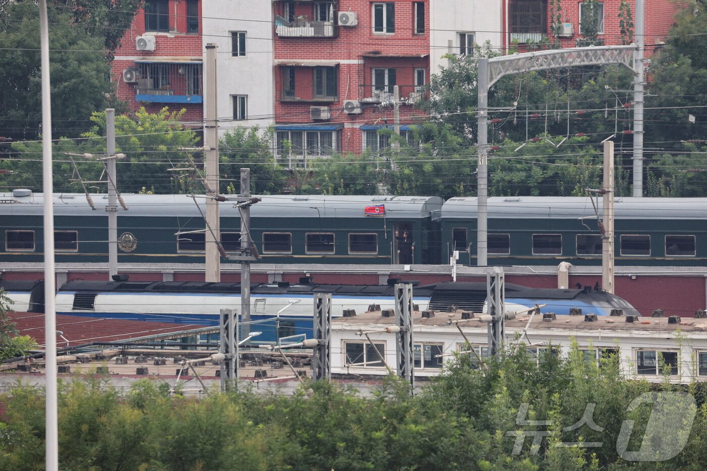 본문 이미지 - 김정은 북한 노동당 총비서&#40;국무위원장&#41;가 탑승한 것으로 추정되는 특별열차가 2일 오후 중국 베이징역에 도착하고 있다. ⓒ 로이터=뉴스1 ⓒ News1 안은나 기자