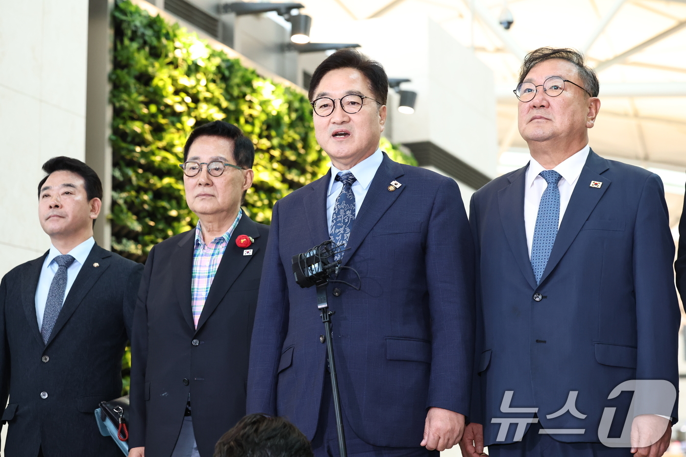 (인천공항=뉴스1) 민경석 기자 = 우원식 국회의장이 2일 오후 인천국제공항에서 중국 '전승절'(항일전쟁 및 반파시스트 전쟁 승전) 80주년 행사 참석차 출국하기 전 취재진 질문에 …