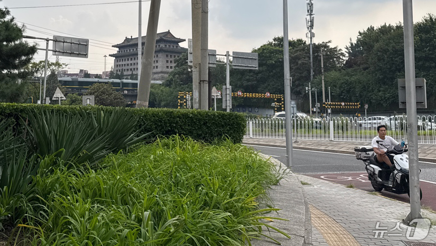 (베이징=뉴스1) 정은지 특파원 = 김정은 북한 노동당 총비서(국무위원장)가 탑승한 것으로 추정되는 특별열차가 2일 오후 중국 베이징역에 도착하고 있다. 김정은 총비서는 중국 도착 …