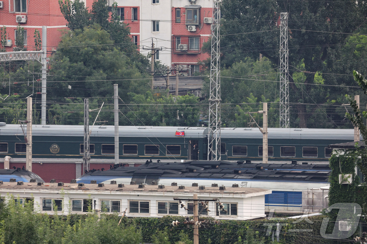 (로이터=뉴스1) 안은나 기자 = 김정은 북한 노동당 총비서(국무위원장)가 탑승한 것으로 추정되는 특별열차가 2일 오후 중국 베이징역에 도착한 가운데 인공기가 펄럭이고 있다. 김정 …