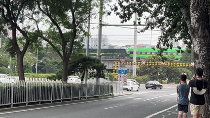본문 이미지 - 2일 오후 4시(현지시간)쯤 중국 배이징역으로 김정은 북한 노동당 총비서가 탑승한 특별열차가 진입하고 있다./베이징 공동취재단