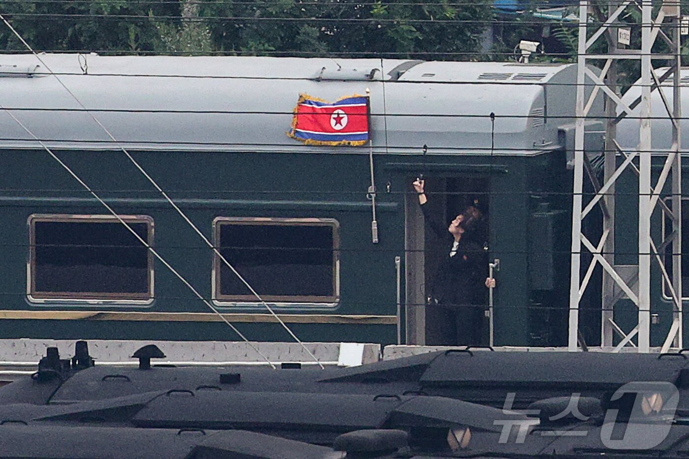본문 이미지 - 김정은 북한 노동당 총비서&#40;국무위원장&#41;가 탑승한 것으로 추정되는 특별열차가 2일 오후 중국 베이징역에 도착한 가운데 인공기가 펄럭이고 있다. 김정은 총비서는 오는 3일 열릴 중국 &#39;전승절&#39;&#40;항일전쟁 및 반파시스트 전쟁 승리&#41; 80주년 행사에 참석할 예정이다. ⓒ 로이터=뉴스1 ⓒ News1 안은나 기자