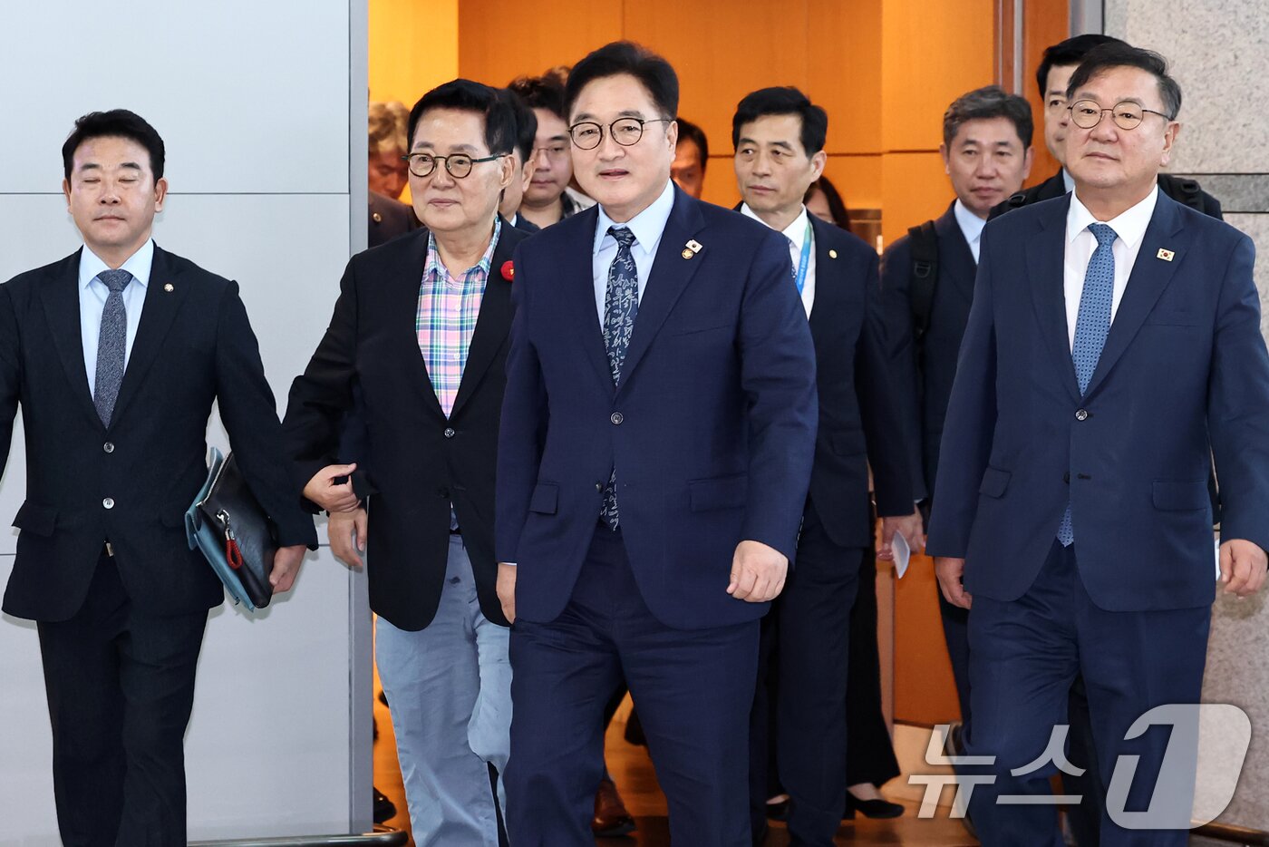 본문 이미지 - 우원식 국회의장을 비롯한 방중 의원단이 2일 오후 인천국제공항을 통해 중국 &#39;전승절&#39;&#40;항일전쟁 및 반파시스트 전쟁 승전&#41; 80주년 행사 참석차 출국하고 있다. 2025.9.2/뉴스1 ⓒ News1 민경석 기자